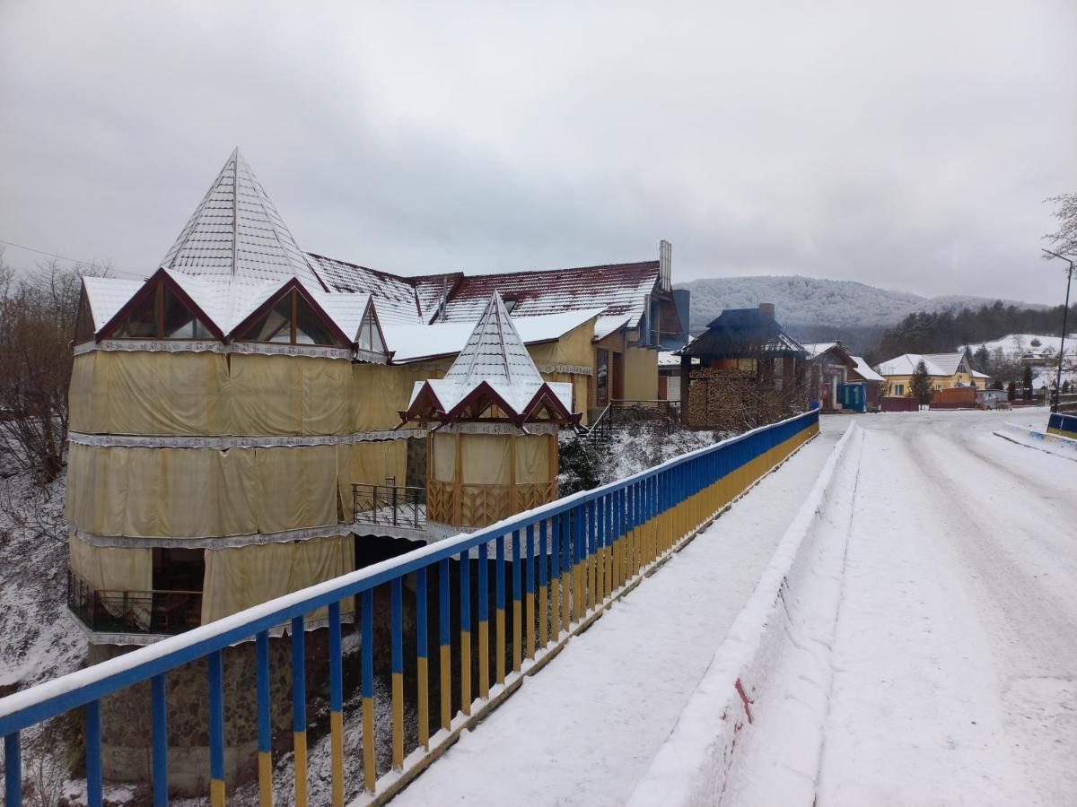 Садиба Федорчуків За рікою1 Шешори Екстер'єр фото